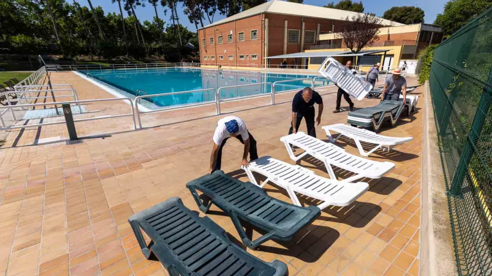 Preparativos para la apertura de las piscinas del CDM Perico Fernández (antiguo Salduba), este miércoles