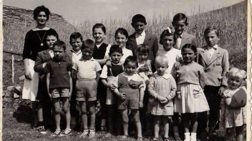 Una imagen de los alumnos de la antigua escuela de Nerín en los años 60.