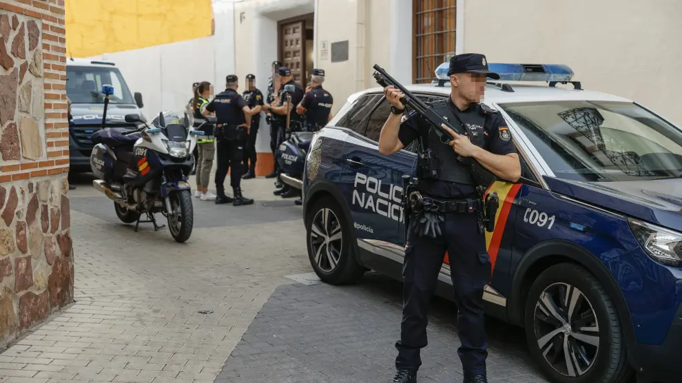 Agentes de la Policía Nacional custodian este viernes la entrada al juzgado de Illescas (Toledo) donde han sido llamados a declarar dos de los supuestos autores del asesinato a tiros en Madrid de Borja Villacís.