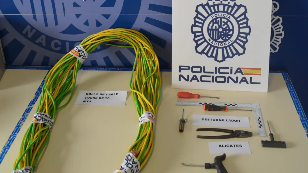 Cable robado y material utilizado en los robos por parte del detenido en Jaca.