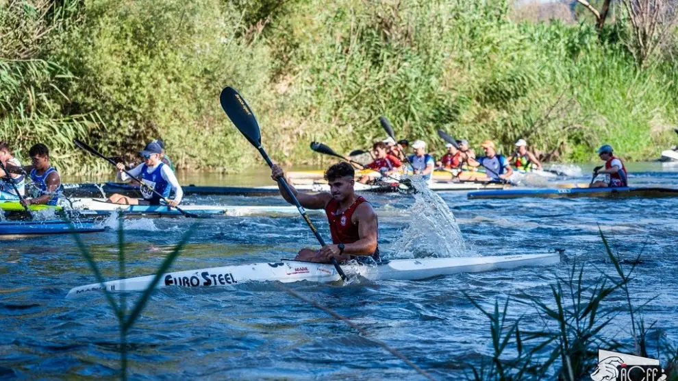 La gran fiesta del río es una jornada en la que los participantes disfrutan de una experiencia única y espectacular.