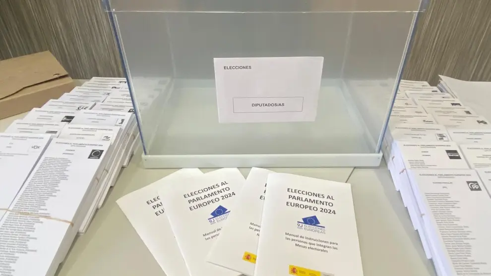Urna y papeletas para las elecciones europeas.