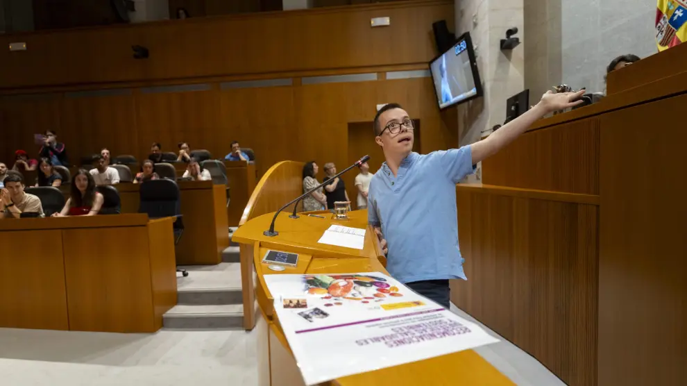 Ensayo del equipo de debate de Fundación Down Zaragoza en las Cortes de Aragón