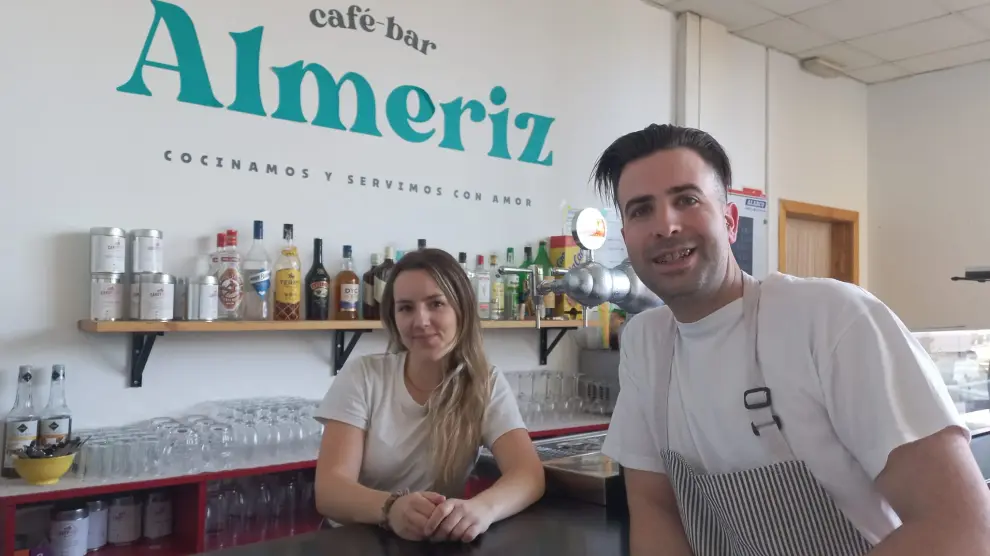 Iris Von Barnekow y José Portolés, en la barra del bar de las Piscinas Almériz de Huesca