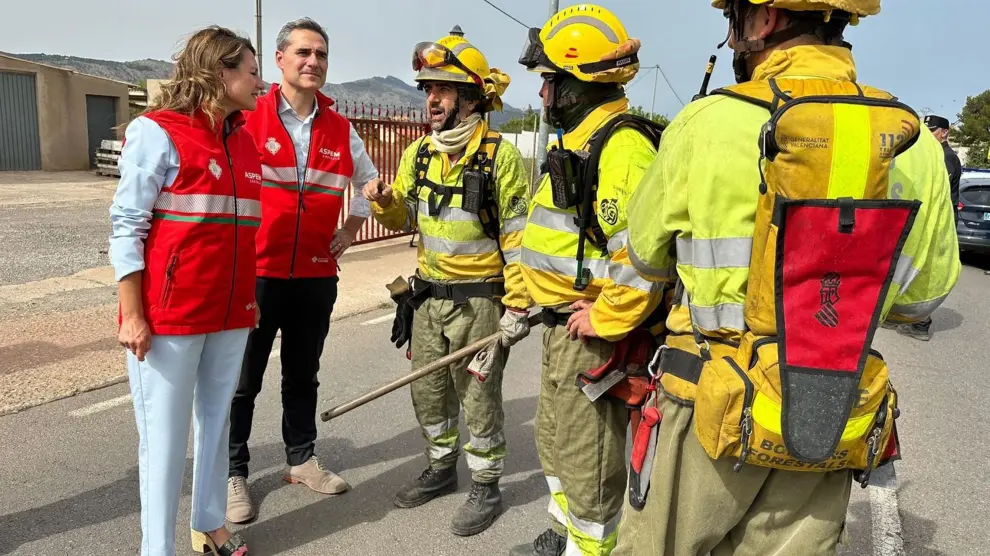 Los bomberos de Castellón que trabajan en la zona junto a Begoña Carrasco en el PMA del incendio.