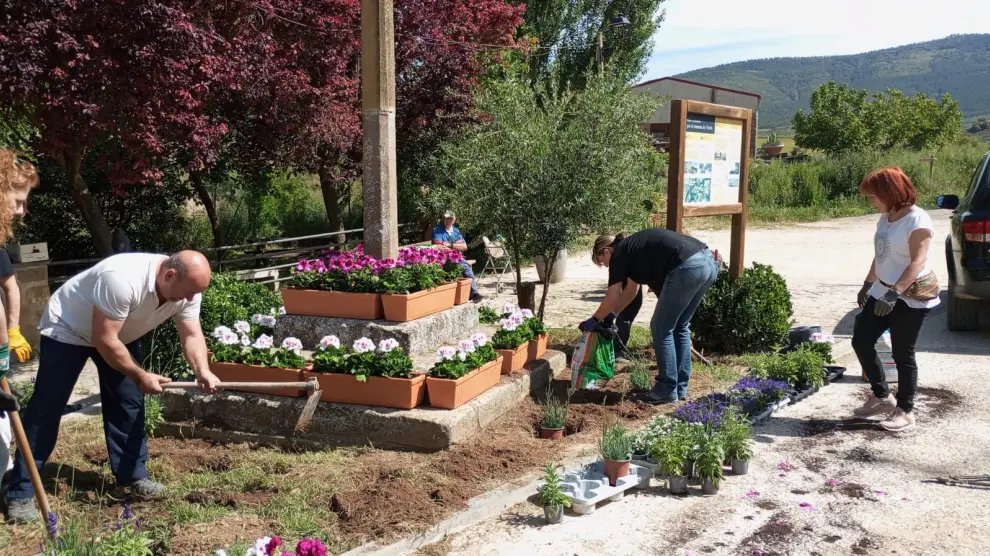 Personas trabajando en Urries para participar en el concurso 'Cinco Villas, un jardín'