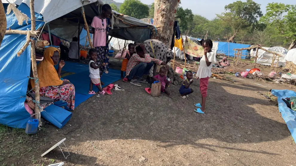 People look on near makeshift shelters, near Awlala Camp, Amhara region, Ethiopia May 31, 2024. Alfatih Alsemari/Handout via REUTERS THIS IMAGE HAS BEEN SUPPLIED BY A THIRD PARTY. MANDATORY CREDIT. [[[REUTERS VOCENTO]]]
