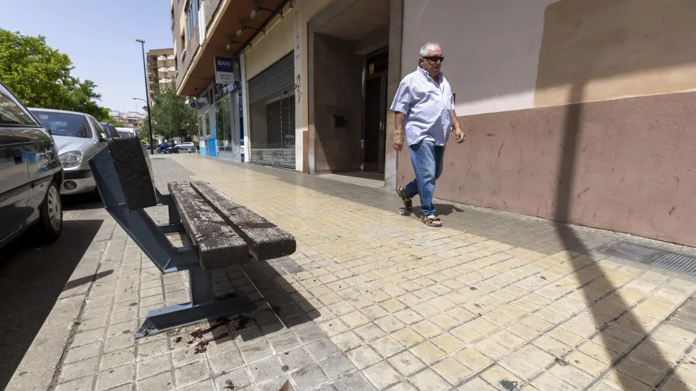 El menor acuchillado fue asistido en este banco de la calle de los Hermanos Gambra, junto al Parque Delicias de Zaragoza.