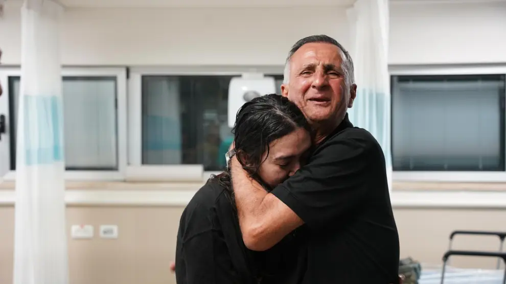TEL AVIV (ISRAEL), 08/06/2024.- Noa Argamani, de 25 años, se reencuentra con su padre en el Centro Médico 'Sheba' Tel-HaShomer, en Tel Aviv, donde han sido trasladados los cuatro rehenes que el el Ejército israelí ha rescatado este sábado en dos lugares del campo de refugiados de Nuseirat, en el centro de la Franja de Gaza. Los rehenes rescatados con vida son Noa Argamani, de 25 años, de Almog Meir Jan, de 21, Andrey Kozlov, de 27, y Shlomi Ziv, de 40, que fueron secuestrados por Hamás en el festival de música 'Nova' el 7 de octubre. EFE/Ejército de Israel -SOLO USO EDITORIAL/SOLO DISPONIBLE PARA ILUSTRAR LA NOTICIA QUE ACOMPAÑA (CRÉDITO OBLIGATORIO)-