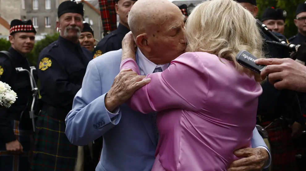 US WWII veteran Harold Terens, 100, left, and Jeanne Swerlin, 96, kiss as they arrive to celebrate their wedding at the town hall of Carentan-les-Marais, in Normandy, northwestern France, on Saturday, June 8, 2024. Together, the collective age of the bride and groom was nearly 200. But Terens and his sweetheart Jeanne Swerlin proved that love is eternal as they tied the knot Saturday inland of the D-Day beaches in Normandy, France. (AP Photo/Jeremias Gonzalez) Associated Press / LaPresse Only italy and Spain