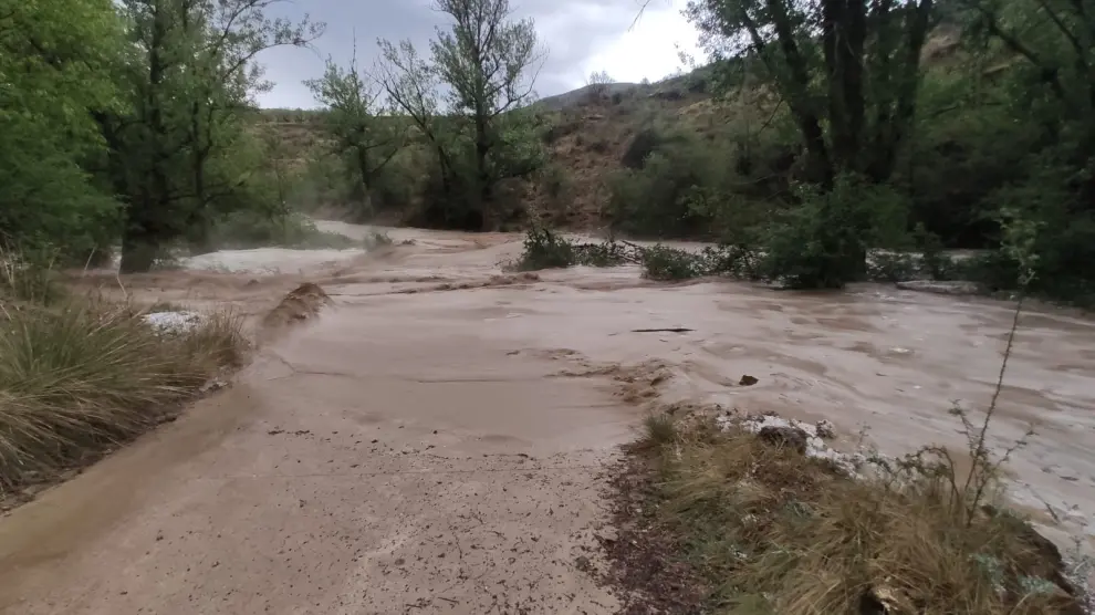 Una rambla se ha desbordado en Cañizar del Olivar inundando el camino que une a este municipio con Estercuel.