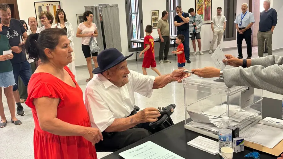 Antonio Torres, el vecino de más edad de Binéfar, votando a sus 101 años en las elecciones europeas