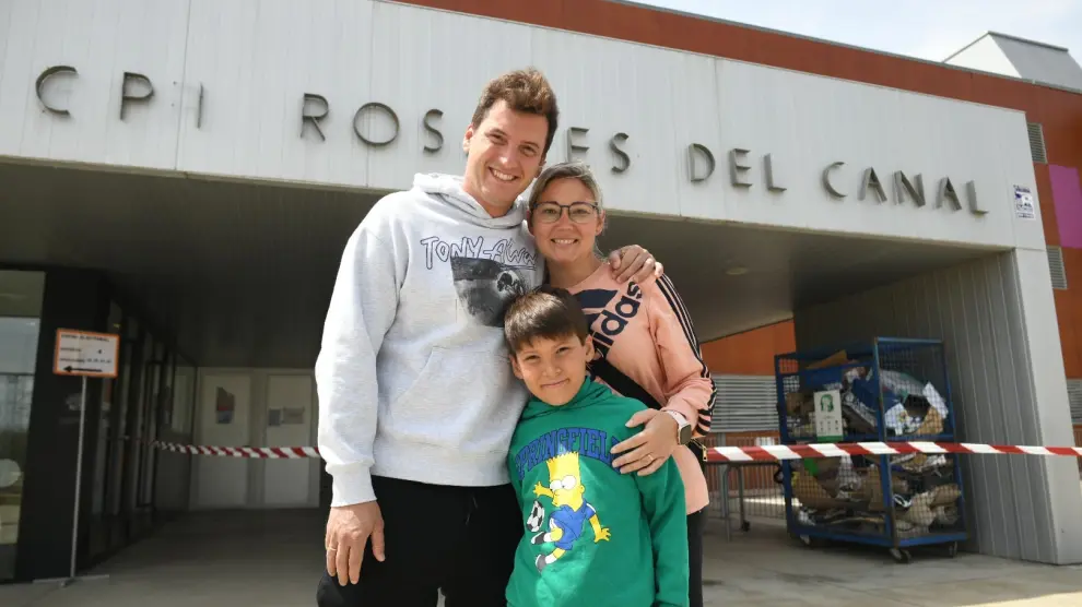La familia zaragozana Pérez Ocón acude a votar en el CPI Rosales del Canal de Zaragoza.