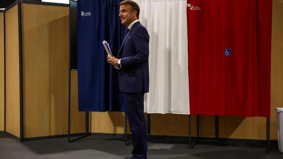 Le Touquet-paris-plage (France), 09/06/2024.- French President Emmanuel Macron stands in front of voting booths during the European Parliament election, at a polling station in Le Touquet-Paris-Plage, France, 09 June 2024. (Elecciones, Francia) EFE/EPA/Hannah McKay / POOL MAXPPP OUT