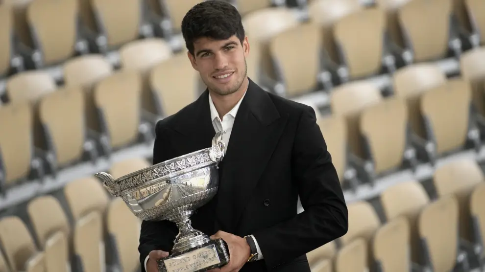 Carlos Alcaraz posa con el trofeo del Roland Garros