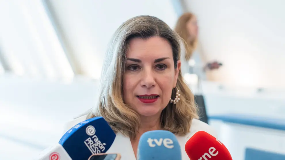 Claudia Pérez Forniés atiende a los medios de comunicación antes del acto de clausura del programa 'Soy futuro' de las Directivas de Aragón