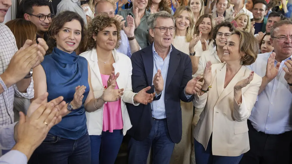 El líder del PP, Alberto Núñez Feijóo (centro-i), junto cabeza de lista del PP a las elecciones europeas, Dolors Montserrat, celebran los resultados