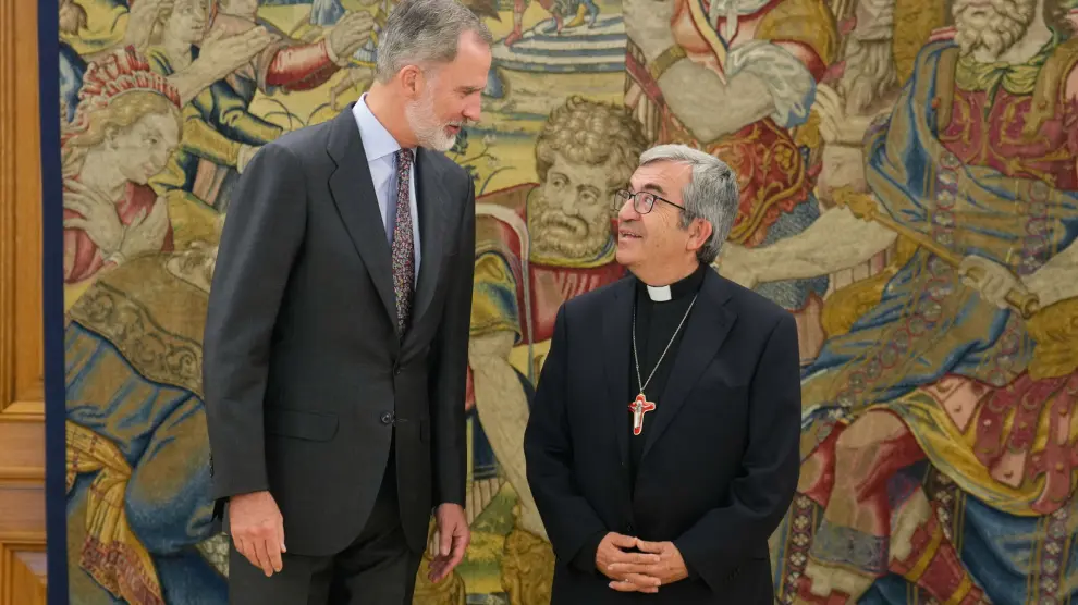 El rey Felipe VI con el arzobispo de Valladolid y presidente de la Conferencia Episcopal Española, Luis Javier Argüello García (d), durante una audiencia celebrada este lunes en el Palacio de La Zarzuela