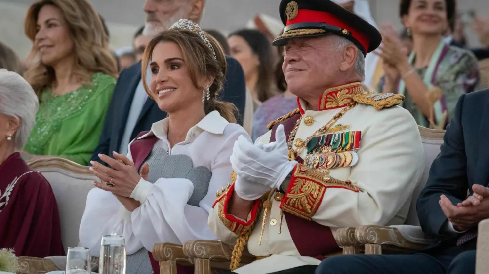 Los reyes de Jordania, Rania y Abdalá II, aplauden durante el desfile militar por sus 25 años en el trono