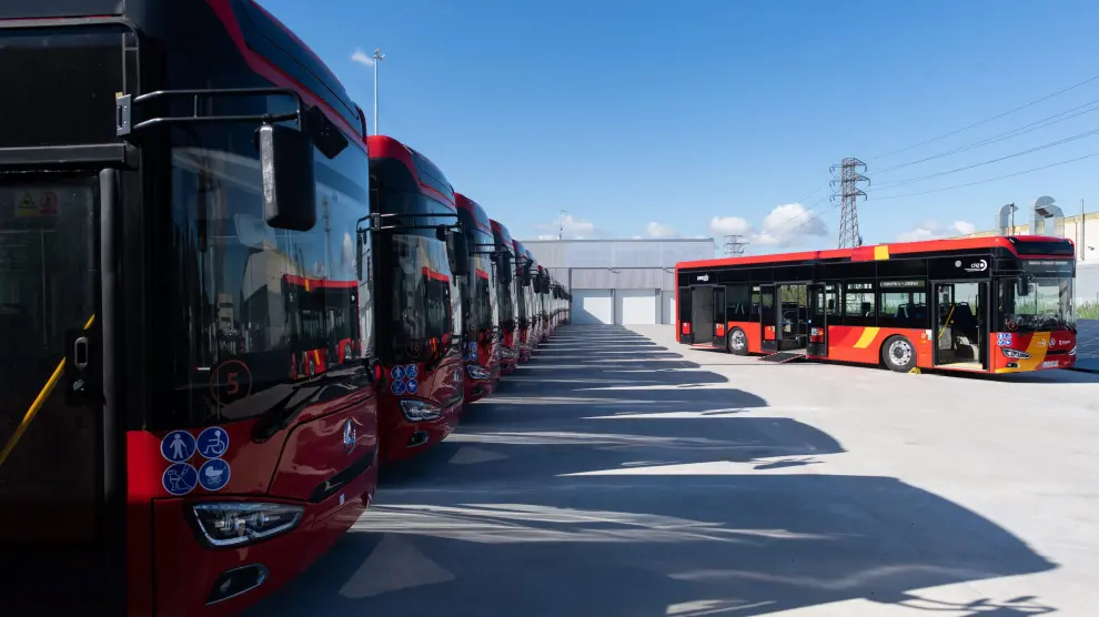 La concesionaria Masats tiene aparcados sus 28 autobuses eléctricos en su nave del polígono de Cogullada a la espera de comenzar la explotación de dos de los cuatro lotes del nuevo servicio metropolitano.