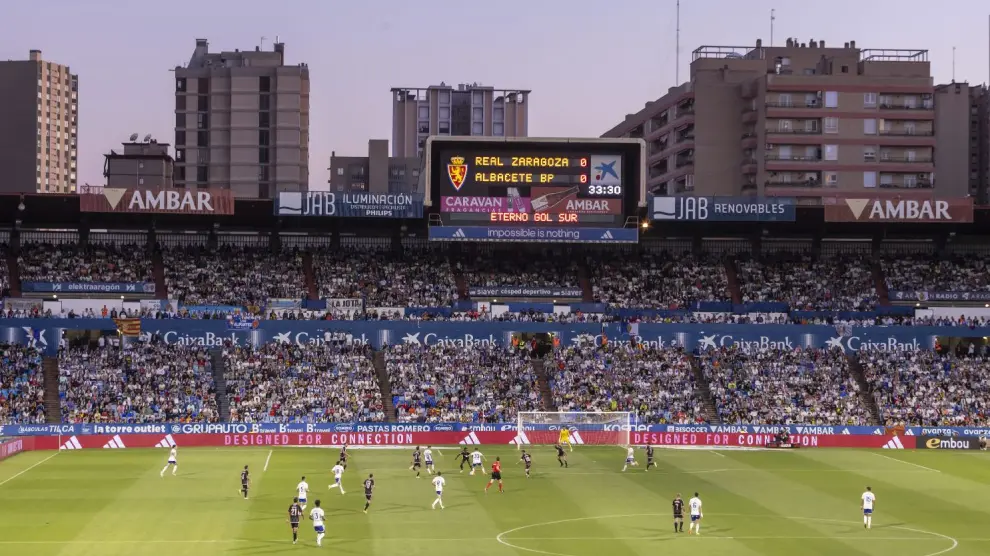 La Romareda y su Fondo Sur, en el último partido de la temporada ante el Albacete, último de su historia con este aspecto arquitectónico.