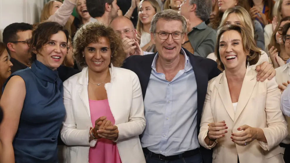 El líder del PP, Alberto Núñez Feijóo (2d), junto a la cabeza de lista del PP a las elecciones europeas, Dolors Montserrat (2i), la secretaria general del PP, Cuca Gamarra (d), y la presidenta de la Comunidad de Madrid, Isabel Díaz Ayuso (i)