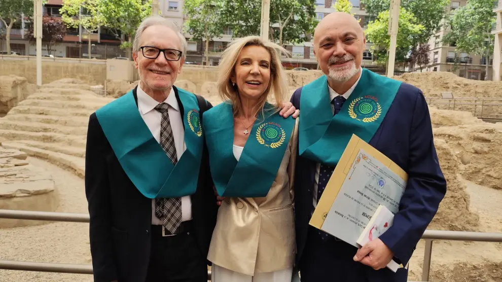 Los nuevos componentes de la asociación de Amigos del Mundo Celta: Francisco Marco, Sara Dobarro y Gabriel Sopeña, con su banda ver y el diploma.