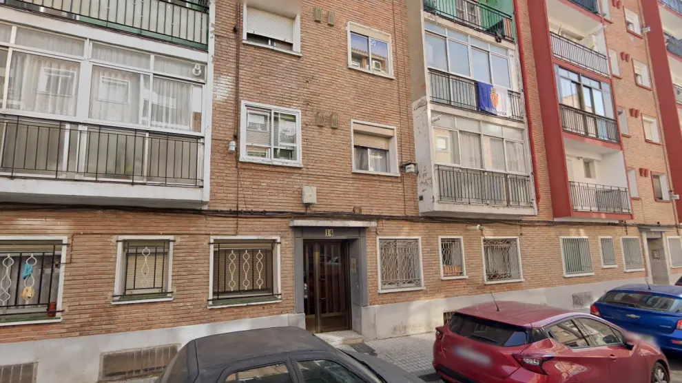 El incendio se ha originado en el número 14 de la calle Jerónimo Vicens de Zaragoza.