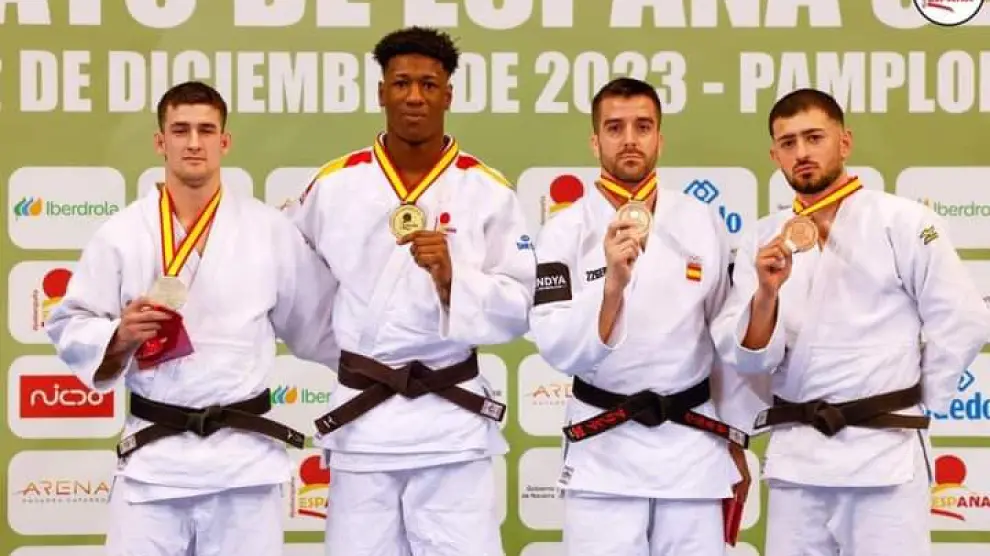 Iban Buldain, a la derecha del todo, con su medalla obtenida en Pamplona.