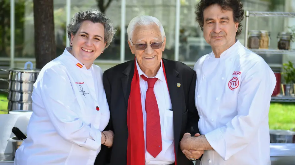 La chef Pepa Múñoz; el Padre Ángel y el chef Pepe Rodríguez, durante un menú solidario organizado por Mensajeros de la Paz con motivo del Día Mundial de la Nutrición.