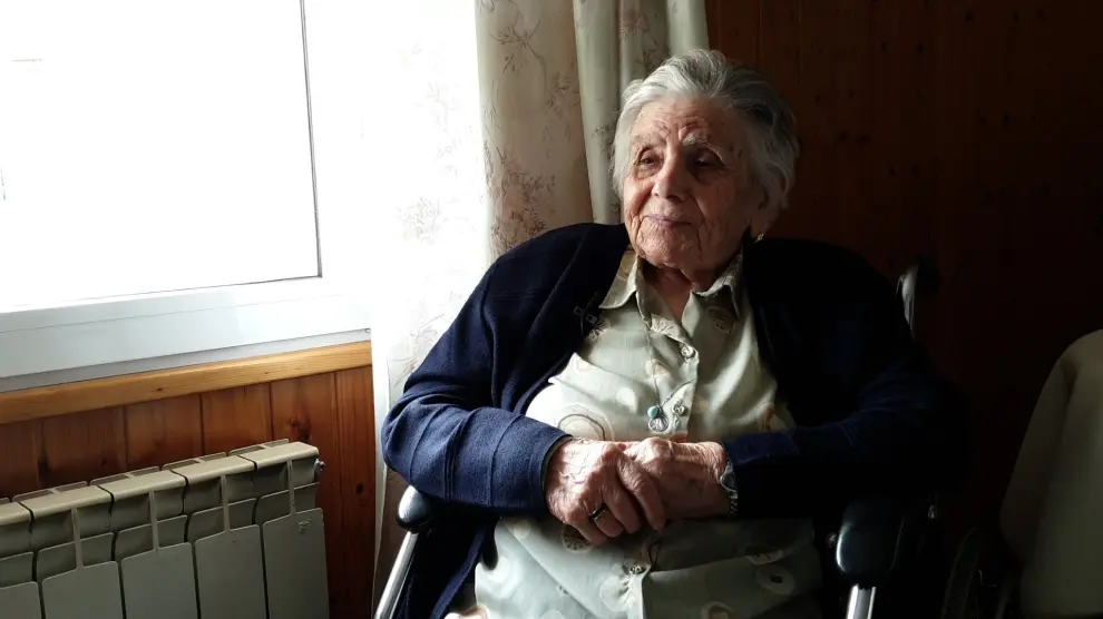 Carmen García Alonso tiene 100 años y reside en su casa del centro de La Muela con uno de sus cuatro hijos.