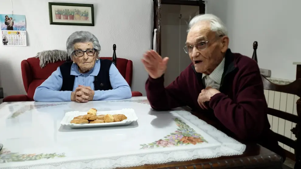 Los centenarios Ascensión Garza Estarreado y Antonio Mateo Lapeña, en la casa de la mujer en La Muela.