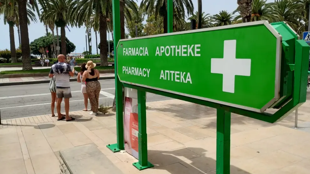 Cartel informativo de una farmacia, en varios idiomas, en Salou (Tarragona).