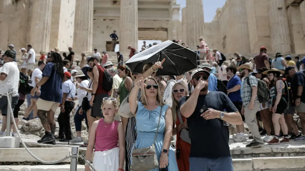 Un grupo de turistas visitando la Acrópolis este martes