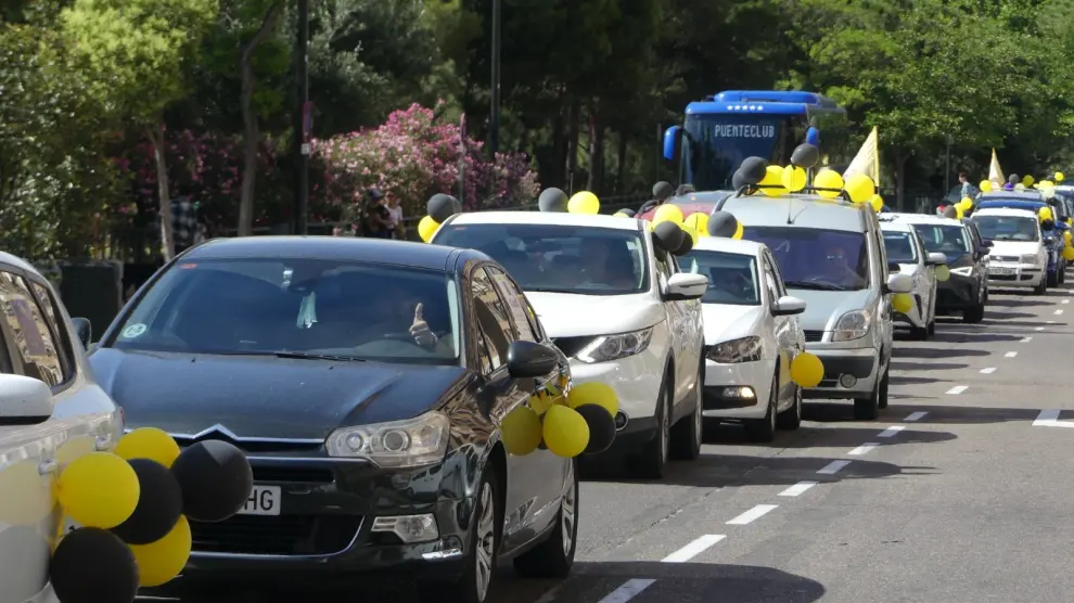 Caravana de coches de personal interino en abuso en Zaragoza para celebrar la sentencia del TJUE