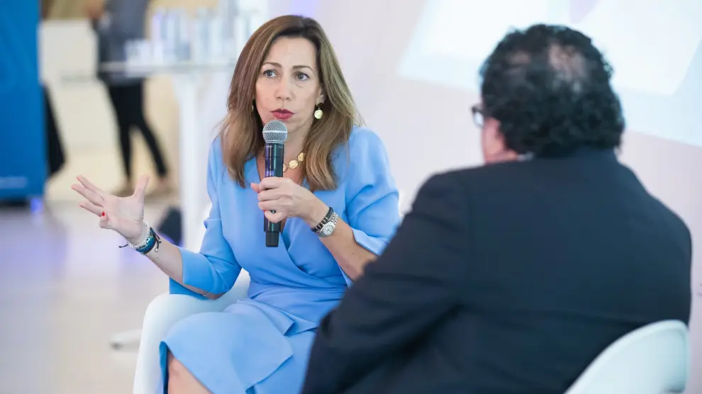 Natalia Chueca, alcaldesa de Zaragoza, responde a preguntas del director general de Forbes España, Ignacio Quintana, en el foro celebrado en el Pabellón Puente.