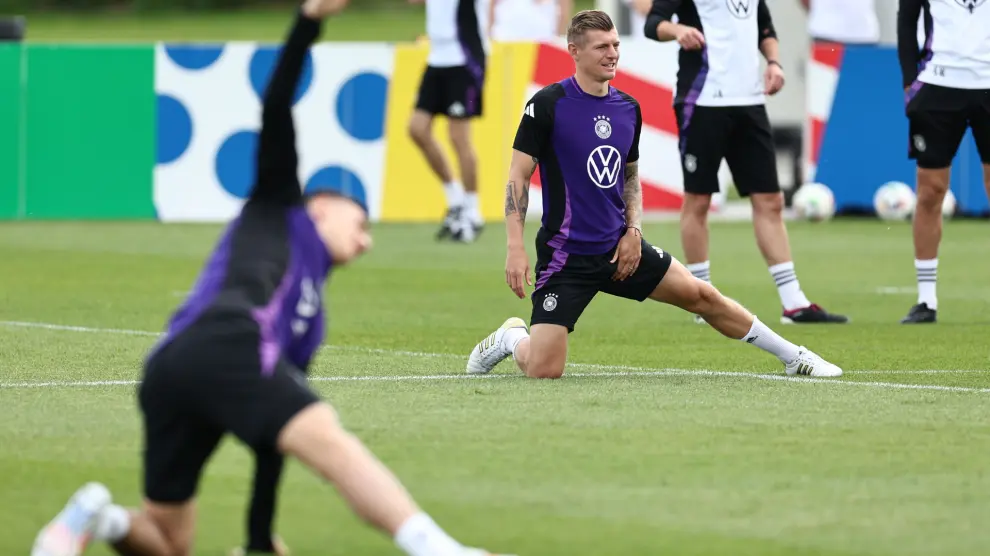 Herzogenaurach (Germany), 12/06/2024.- Germany player Toni Kroos (R) participates in a training session of the national soccer team, in Herzogenaurach, Germany, 12 June 2024. The German national soccer team prepares at a training camp for the UEFA EURO 2024. (Alemania) EFE/EPA/ANNA SZILAGYI