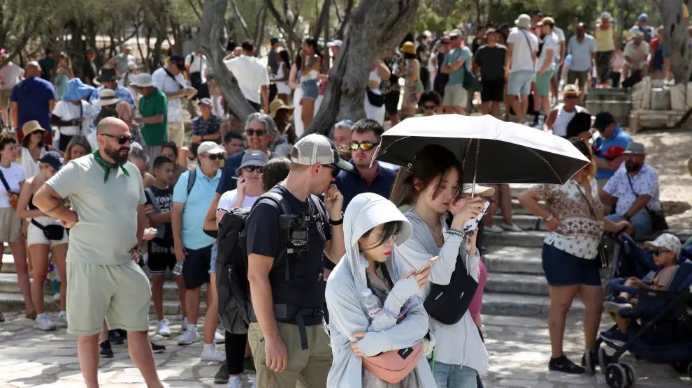 Athens (Greece), 12/06/2024.- Tourists leave the exit of the archaeological site of the Acropolis, before a temporarily closure due to heatwave, Athens, Greece, 12 June 2024. The archaeological site of the Acropolis will be temporarily closed during peak heat hours between 12 to 17 pm local time (0900 to 1400 GMT), according to an announcement by the Ministry of Culture. According to the weather forecast, the temperature is expected to exceed 40 degrees Celsius, with heat conditions prevailing in most areas. (Grecia, Atenas) EFE/EPA/Alexandros Beltes
