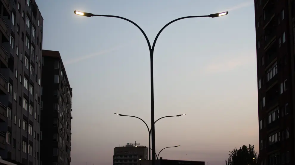 Varias farolas encendidas en una calle de Zaragoza.