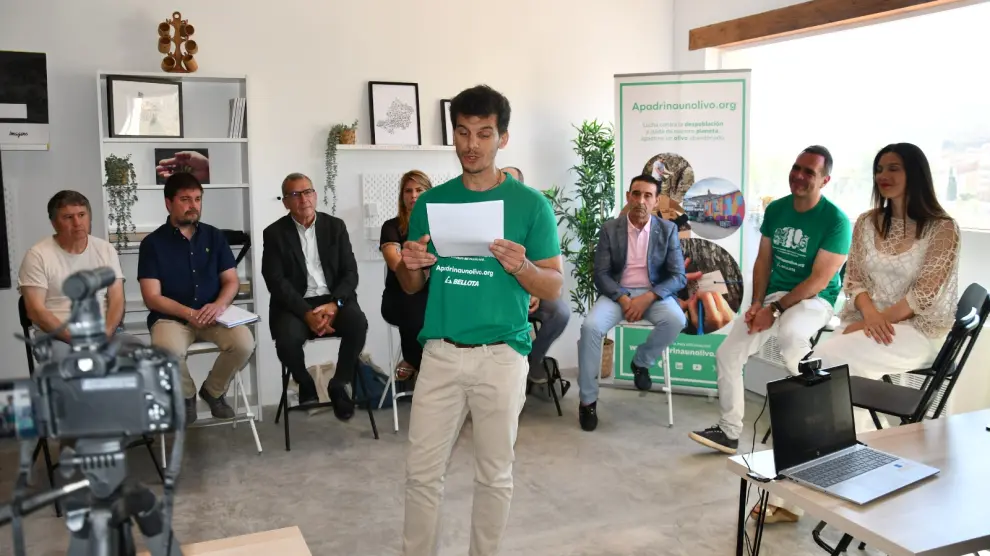 José Alfredo Martín lee un emotivo texto sobre la historia de "Apadrina un olivo" a los invitados al décimo aniversario del proyecto