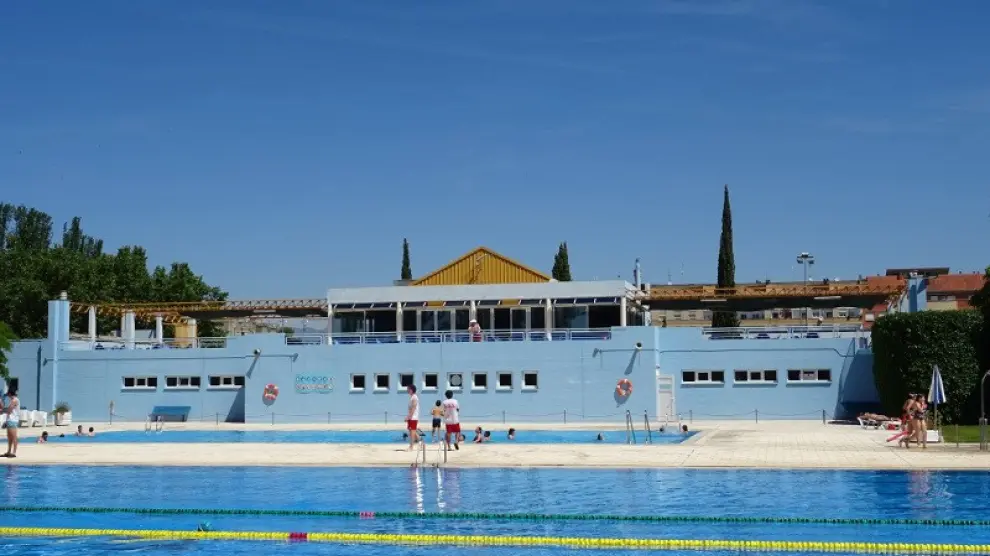 Piscina de la Ciudad Deportiva de Huesca, que se abre este sábado.