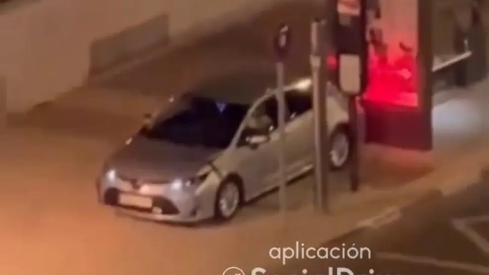 Un radar móvil escondido detrás de una marquesina en Zaragoza