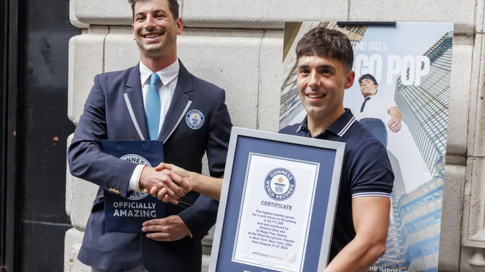 New York (United States), 14/06/2024.- Adjudicator Andy Glass (L) presents Antonio Diaz (R) with the Guinness World Record for highest weekly gross for a solo show on Broadway, for his run of 'El Mago Pop' at the Barrymore Theatre in August 2024, in New York, New York, USA, 14 June 2024. (Nueva York) EFE/EPA/SARAH YENESEL