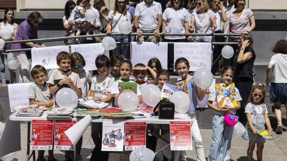 Las familias se han concentrado en la plaza de España para urgir la regulación del uso de dispositivos electrónicos en las escuelas.
