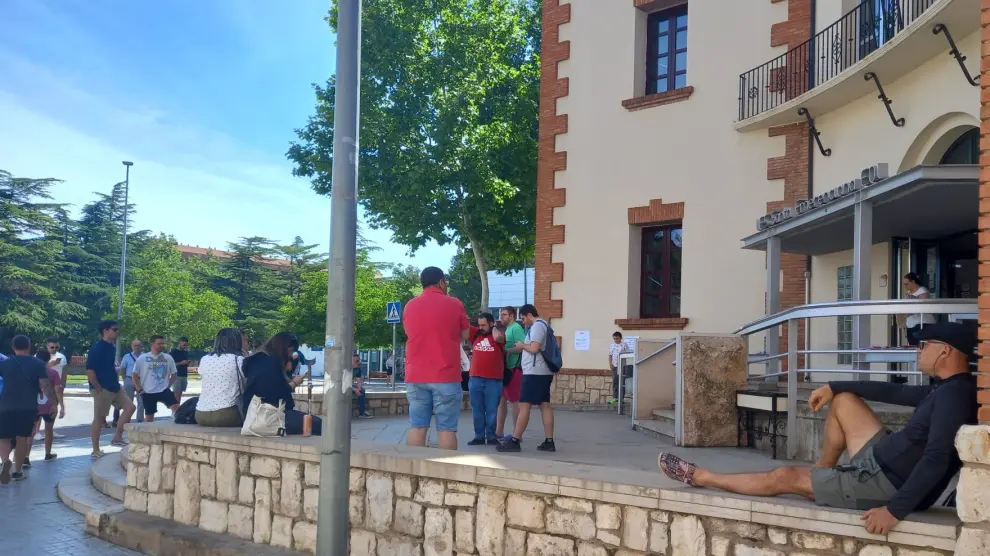 Los acompañantes de los opositores esperan a las puertas del instituto Santa Emerenciana de Teruel para comentar cómo ha ido el examen.