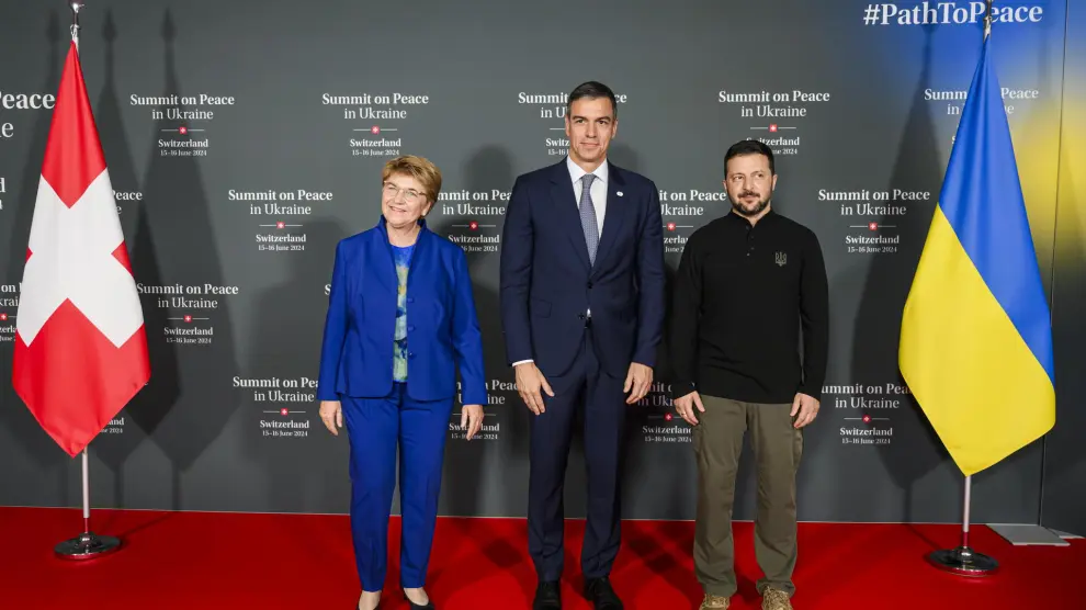 Stansstad (Switzerland), 15/06/2024.- Swiss Federal President Viola Amherd (L) poses with President Pedro Sanchez Perez-Castejon of Spain (C) and Ukraine's President Volodymyr Zelensky (R) during the Summit on Peace in Ukraine, in Stansstad near Lucerne, Switzerland, 15 June 2024. International heads of state gather on 15 and 16 June at the Buergenstock Resort in central Switzerland for the two-day Summit on Peace in Ukraine. (Zelenski, España, Suiza, Ucrania, Lucerna) EFE/EPA/ALESSANDRO DELLA VALLE / POOL EDITORIAL USE ONLY EDITORIAL USE ONLY