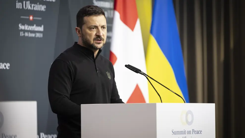 Stansstad (Switzerland), 15/06/2024.- Ukraine's President Volodymyr Zelensky delivers a press statement during the Summit on Peace in Ukraine, in Stansstad near Lucerne, Switzerland, 15 June 2024. International heads of state gather on 15 and 16 June at the Buergenstock Resort in central Switzerland for the two-day Summit on Peace in Ukraine. (Zelenski, Suiza, Ucrania, Lucerna) EFE/EPA/MICHAEL BUHOLZER / POOL EDITORIAL USE ONLY