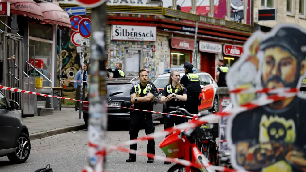 Agentes de la policía custodian una zona acordonada en Silbersackstrasse después de que redujeran a un atacante en el distrito St. Pauli de Hamburgo