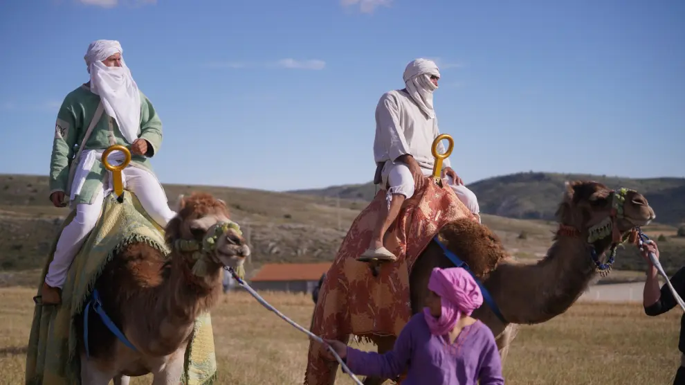 Dos jinetes montados a caballo recrean las tropas almorávides en Cutanda.