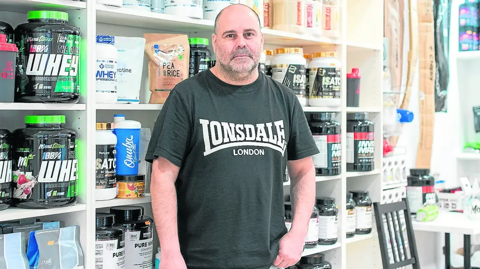 Pedro Soria, gerente de Mister Fitness, en su tienda de los Porches del Audiorama.
